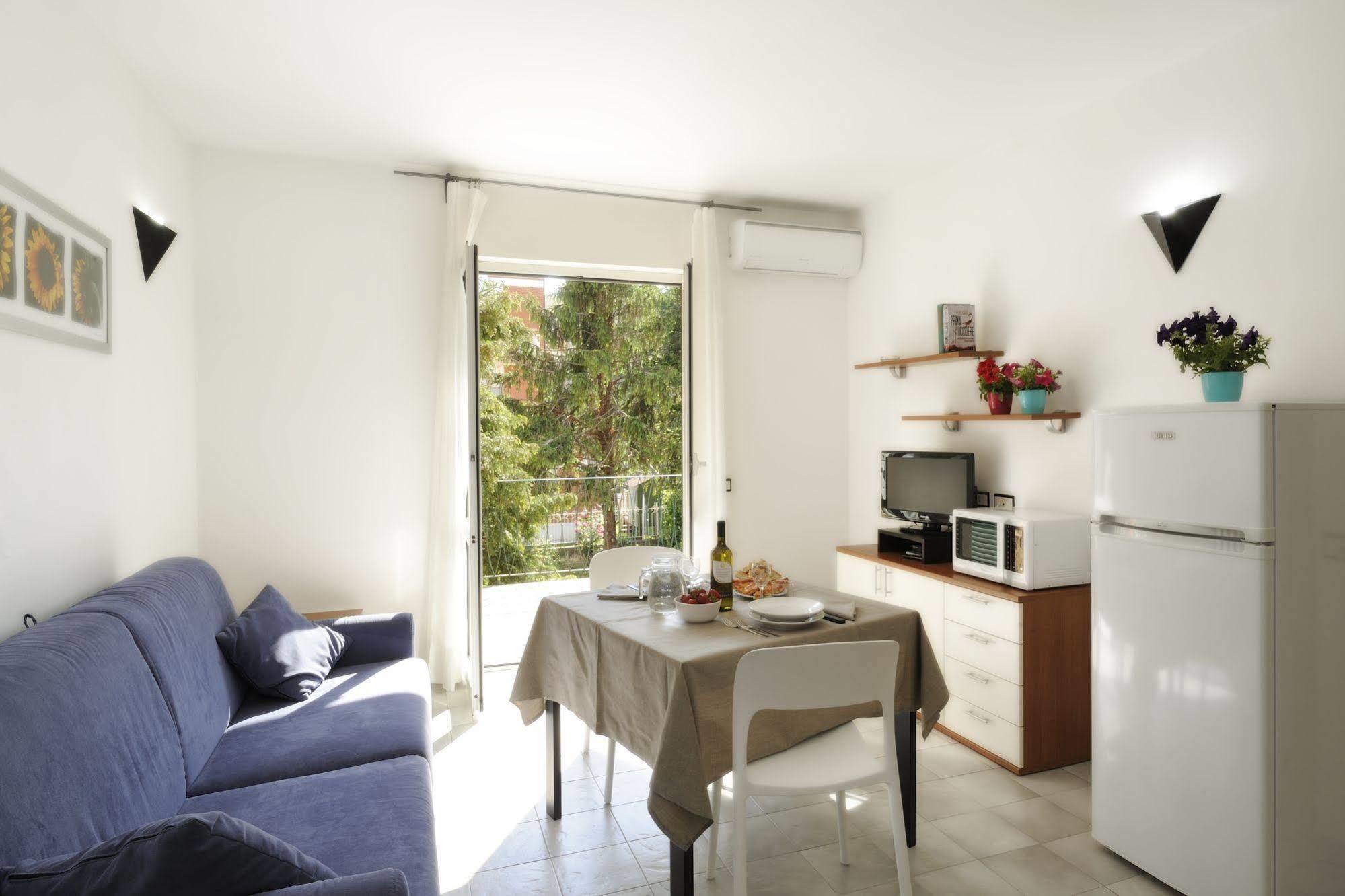 Residence I Cormorani Лоано Экстерьер фото