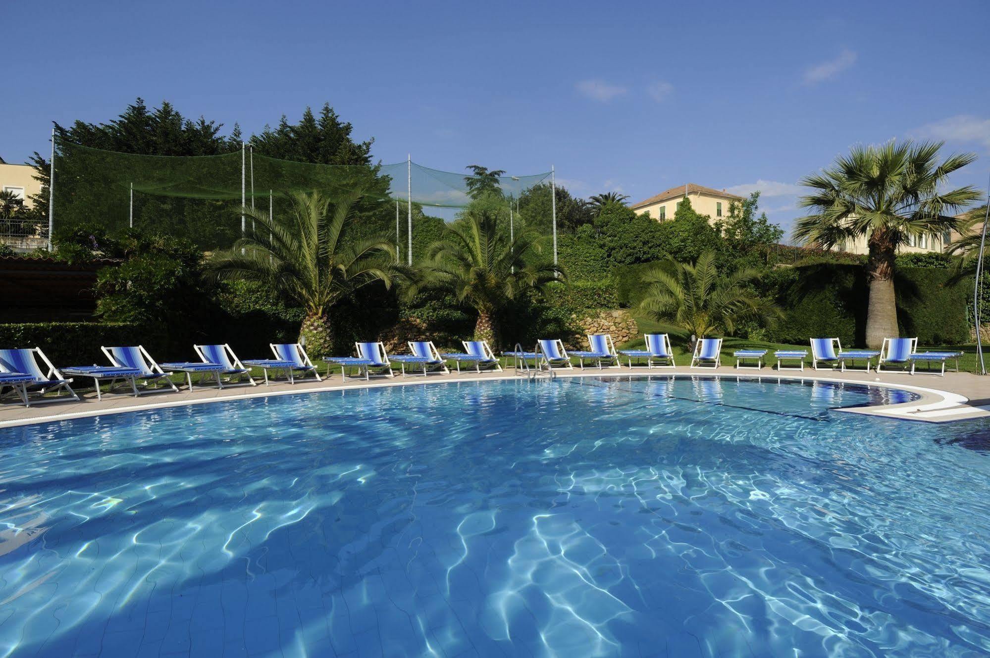 Residence I Cormorani Лоано Экстерьер фото