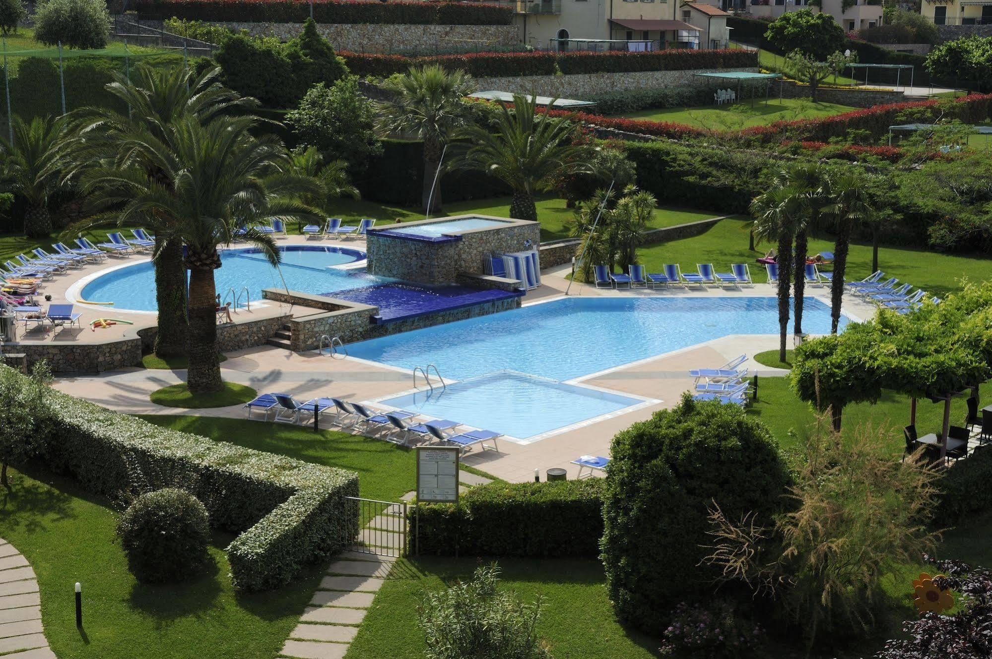Residence I Cormorani Лоано Экстерьер фото