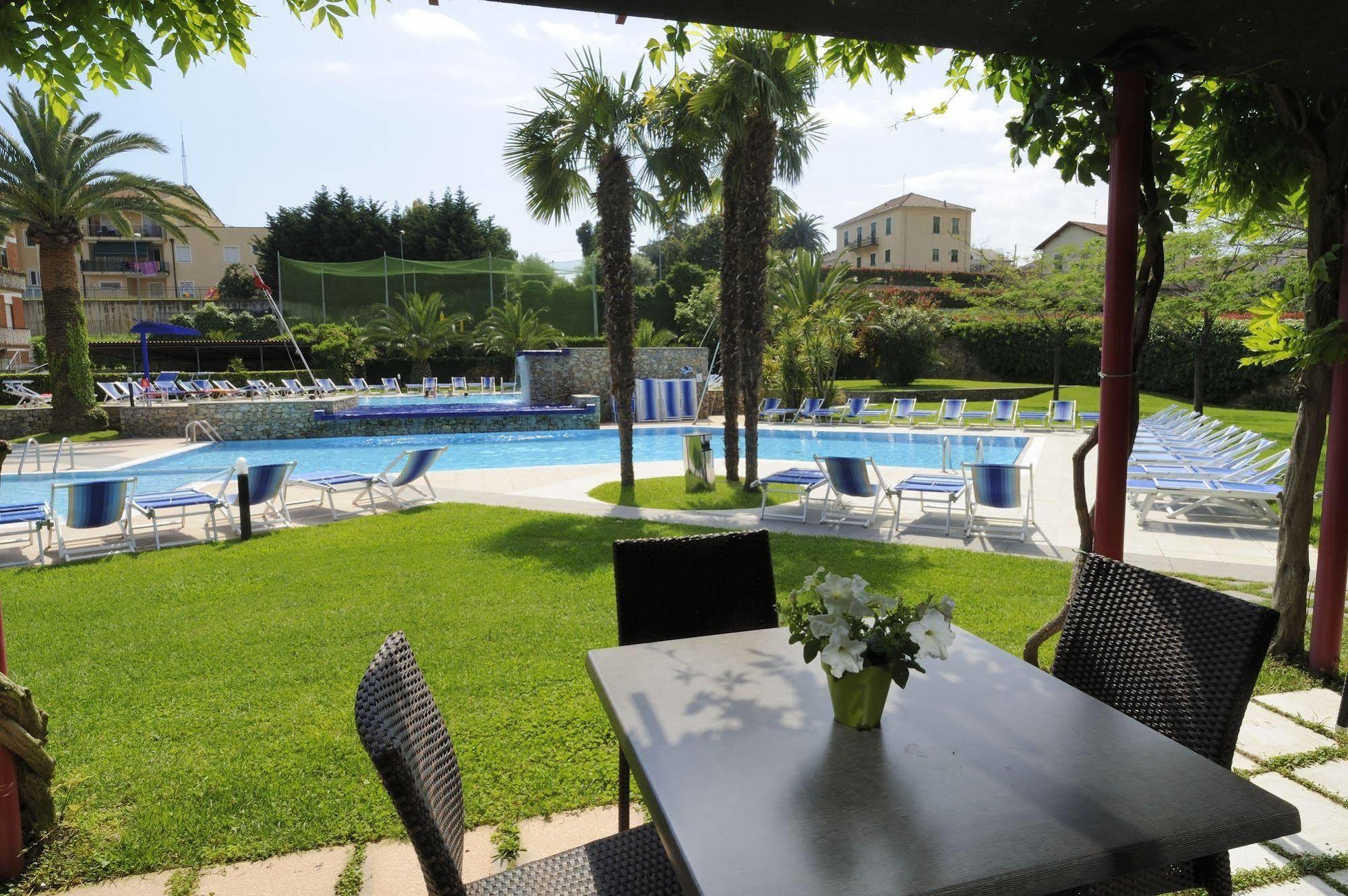 Residence I Cormorani Лоано Экстерьер фото